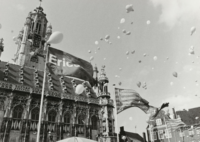 B-1692II De opgelaten ballonnen bij de indienststelling van de eerste AXE-telefooncentrale in het Middelburgse stadhuis ...