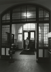 B-1703II Hal met voordeur in glas-in-lood van het Zeelandcollege (voor 1990 streekschool) aan de Zuidsingel te Middelburg)