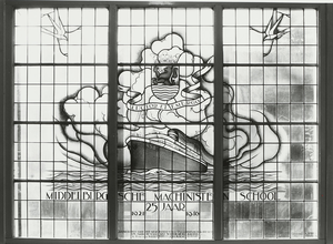 B-1703IV Het glas-in-loodraam ter herinnering aan 25 jaar Zeeuwsche Machinistenschool 1921-1946 met het stoomschip NSO ...