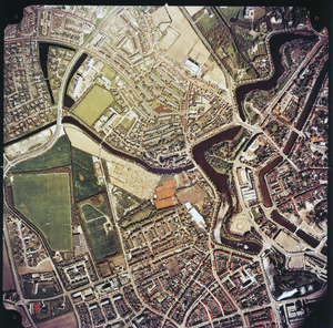 B-1715 Gezicht op de wijken Griffioen en 't Zand te Middelburg, van het zuidwesten