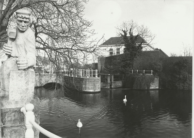 B-1738I Gezicht op de sluis bij het in mei 1993 gesloopte Huis van Bewaring aan de Kousteensedijk te Middelburg, met op ...