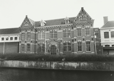 B-1738VI Gezicht op het water van de Kousteensedijk met het in mei 1993 gesloopte Huis van Bewaring te Middelburg