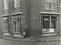 B-1767 Het pand van het Bureau Voorlichting van de gemeente Middelburg op de hoek van de Lange Noordstraat en de ...