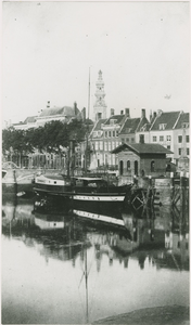 B-177 Gezicht op de Rouaansekaai te Middelburg met Middelburgse boot. Op de achtergrond de Abdijtoren