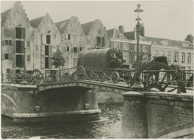 B-180 Gezicht op de pakhuizen aan de Kinderdijk te Middelburg met op de voorgrond een sleperswagen (zgn. Ellewagen ) op ...