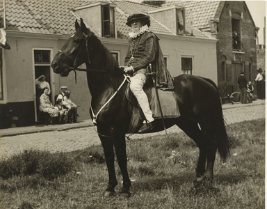 B-1805 Een deelnemer te paard aan de Historische optocht te Middelburg, ter gelegenheid de kroning van koningin Juliana