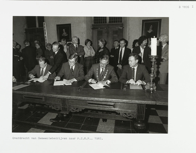 B-1806I De overdracht van Gemeentebedrijven naar de PZEM in het stadhuis van Middelburg. Van links naar rechts: een ...