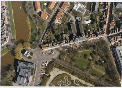 B-1809 Gezicht vanuit de lucht op het Molenwater, de Verwerijstraat en de Nieuwe Oostersestraat te Middelburg
