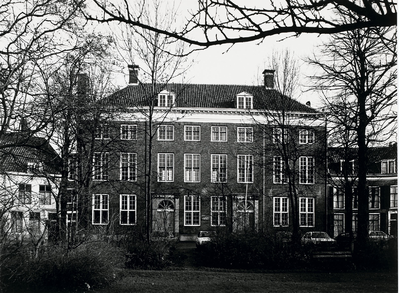 B-1816 Het voormalig burgerweeshuis aan het Molenwater te Middelburg