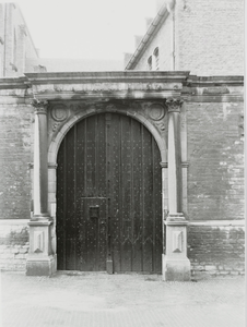 B-1836 Gezicht op de poort van de Abdij te Middelburg aan de zijde van Onder den toren