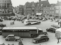 B-1843 Gezicht op de Markt te Middelburg, met auto's en bussen en op de voorgrond een bus van de Stoomtram Walcheren