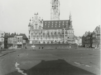 B-1845 Gezicht op de Markt te Middelburg met het stadhuis verstopt achter steigers en een bouwkeet in verband met de ...