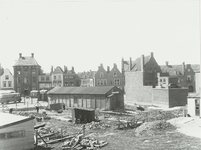 B-1852 Gezicht op de Gortstraat vanaf de Grote Markt te Middelburg, met het autobus, in het midden een houten barak ...