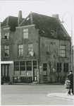 B-1862 Logement 't Hoekje op de hoek van het Vlissings Wagenplein en de Winterstraat te Middelburg. Beide straten zijn ...