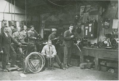 B-1866 Firmanten en personeel van de Eerste Zeeuwsche Automobielgarage aan de Markt te Middelburg