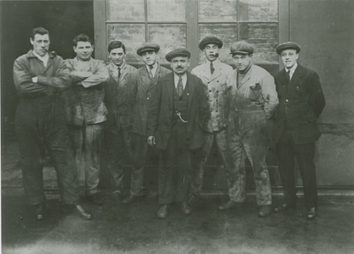 B-1867 Firmanten en personeel van de Eerste Zeeuwsche Automobielgarage aan de Markt te Middelburg