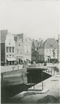 B-187 Gezicht op de Rotterdamsekaai met de oude Dambrug en de huizen tussen de Schuitvlotstraat en de Brakstraat te ...