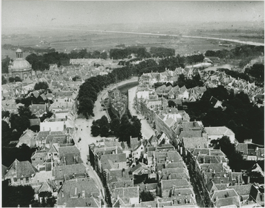 B-1872 Gezicht op de oostzijde van de binnenstad van Middelburg vanaf de Abdijtoren met de Dam en in het midden het ...