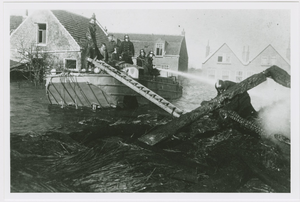 B-1876 Een amfibievoertuig tijdens de inundatie te Middelburg