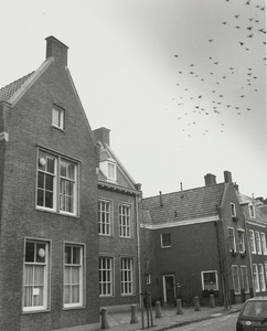 B-1877I Gezicht op de dependance van de Stedelijke Scholengemeenschap Middelburg (Rijks-HBS) aan de zijde van de Sint ...