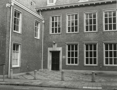 B-1877II Gezicht op de ingang van de dependance van de Stedelijke Scholengemeenschap Middelburg (Rijks-HBS) aan de ...