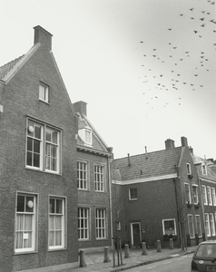 B-1877III Gezicht op de dependance van de Stedelijke Scholengemeenschap Middelburg (Rijks-HBS) aan de zijde van de Sint ...