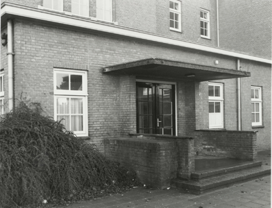 B-1877IV De achteringang van de dependance van de Stedelijke Scholengemeenschap Middelburg (voormalige Rijks-HBS) aan ...