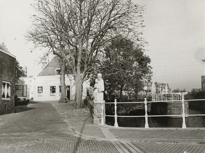 B-1887 Gezicht op het beeld van de stadstimmerman bij de Vlissingsebrug aan de Stadsschuur te Middelburg