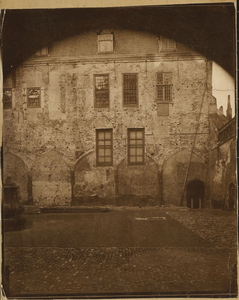 B-1903 Gezicht op het Muntplein in de Abdij te Middelburg, vóór de restauratie van de kloostergangen
