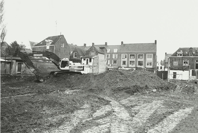 B-1907IV Graafwerkzaamheden op de plaats van de afgebroken kerk van de Geformeerde Gemeente, met op de achtergrond de ...