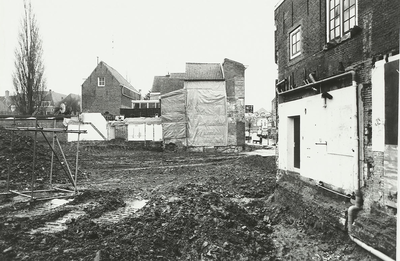 B-1907VI Graafwerkzaamheden op de plaats van de afgebroken kerk van de Geformeerde Gemeente, gezien vanaf de Sint ...
