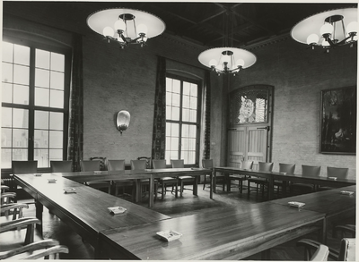 B-1912II De vergaderzaal van het bestuur van de polder Walcheren in het Polderhuis aan de Groenmarkst te Middelburg