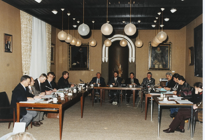 B-1914I De laatste raadsvergadering in de raadzaal van het stadhuis van Arnemuiden voor de overgang naar de gemeente ...