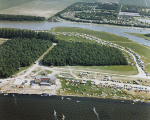 B-1917I Gezicht op het recreatiegebied Oranjeplaat aan het Veerse meer