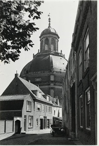 B-1926 Gezicht op de Oostkerk door de Ganzengang te Middelburg
