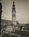 B-221 De toren van de abdij, de Lange Jan, met het Koorkerkhof te Middelburg gezien vanaf het dak van een huis aan de ...