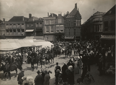 B-239 Ringrijders in optocht op de Grote Markt te Middelburg met op de achtergrond de Lange Burg