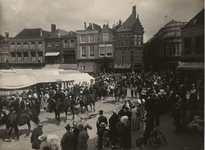 B-239 Ringrijders in optocht op de Grote Markt te Middelburg met op de achtergrond de Lange Burg