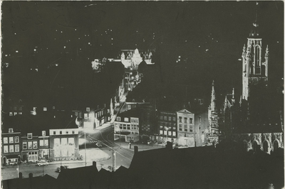 B-249 Gezicht op het centrum van Middelburg bij avond. Het Stadhuis (rechts) en een gedeelte van de Markt (onder). Op ...