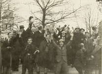 B-261 Juichende mensen op de Dam te Middelburg tijdens de bevrijding, tweede van links J.S. Hoek jr., vierde van links ...