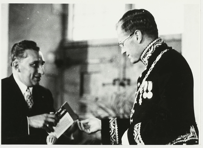 B-274 Commissaris der Koningin Van Aartsen (in uniform) en burgemeester J. Drijbe bij de herdenking van het 750-jarig ...