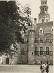 B-28 Gezicht op de zuidzijde van het Abdijplein te Middelburg met de Witte toren , later ingang van de Provinciale ...