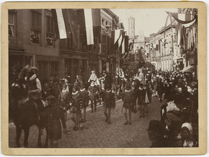 B-292 Historische optocht ter gelegenheid van de kroning van koningin Wilhelmina in de versierde Lange Delft te Middelburg