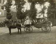 B-298 Rijtuig met deelnemers aan de historische optocht ter gelegenheid van het Onafhankelijkheidsfeest te Middelburg, ...