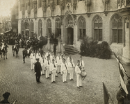 B-299 Historische optocht met mariniers ter gelegenheid van het Onafhankelijkheidsfeest voor het stadhuis te ...