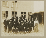 B-346 Kinderen in uniform en begeleiders voor het gebouw van Kinderzorg aan de Veersesingel te Middelburg