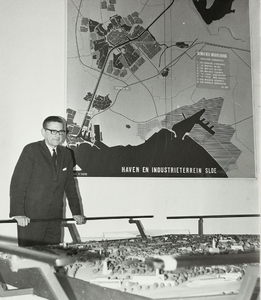 B-359 Drs P.A. Wolters (1920-), burgemeester van Middelburg (1970-1985) bij de maquette van de stad en een kaart van de ...