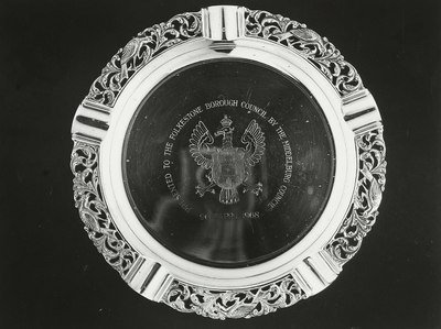 B-364 Een zilveren asbak door de gemeenteraad van Middelburg aangeboden aan de zusterstad Folkestone