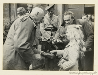 B-372 De eerste minister van Zuid-Afrika J. Smuts deelt schoenen uit aan schoolkinderen tijdens zijn bezoek aan Middelburg