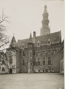B-401 Gezicht op de zuidzijde van het Abdijplein te Middelburg, met links de Witte toren en op de achtergrond de Abdijtoren